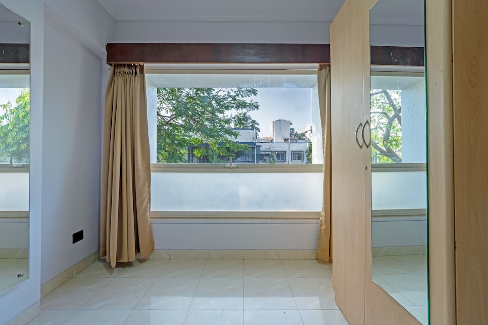 LANDMARK SUITES 25/47