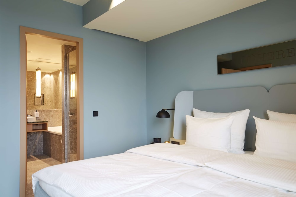 MASTER, SUITE, CLUB LOUNGE ACCESS