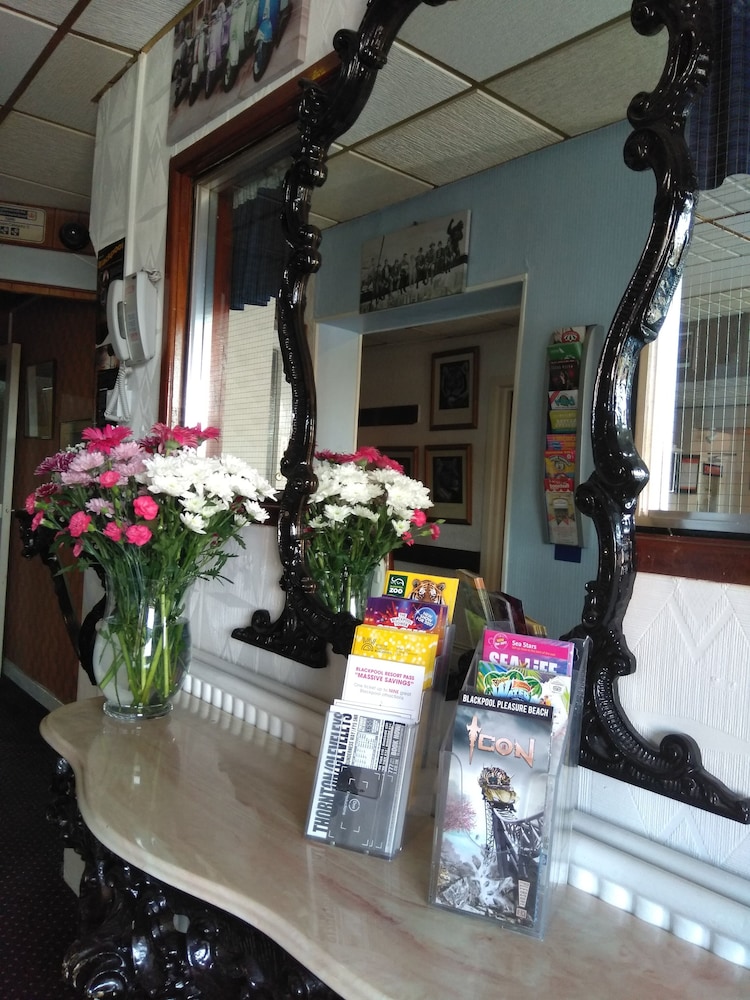 Aunties Coliseum Hotel 5/50