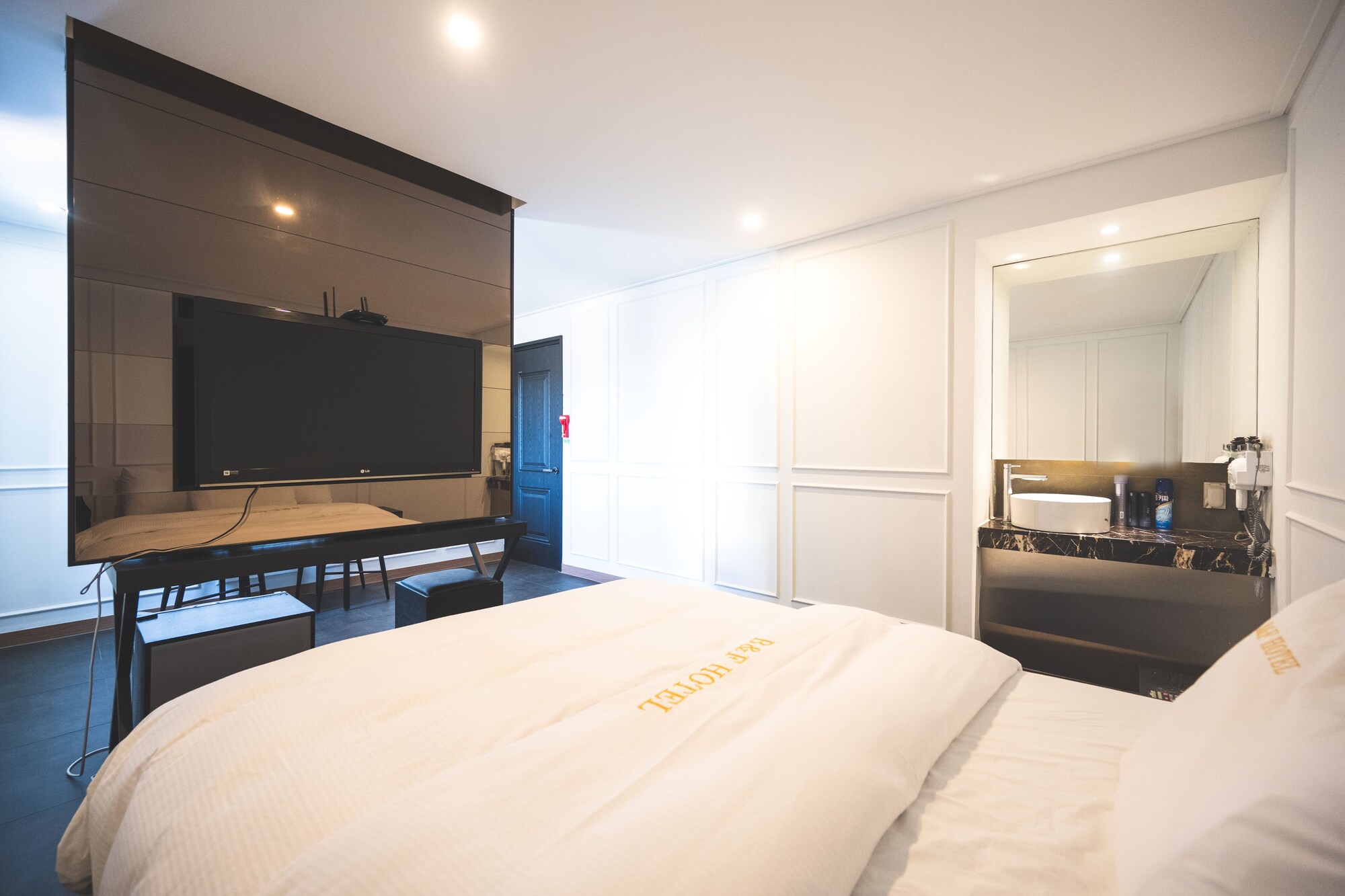 BUSINESS, DOUBLE BED