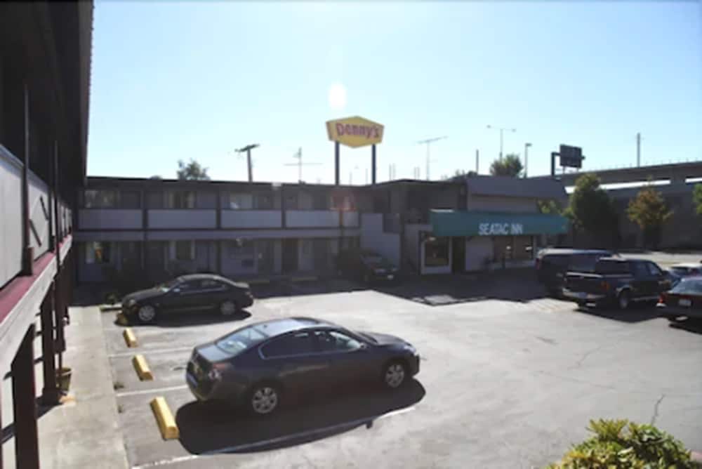 Seatac Inn and Airport Parking 28/44