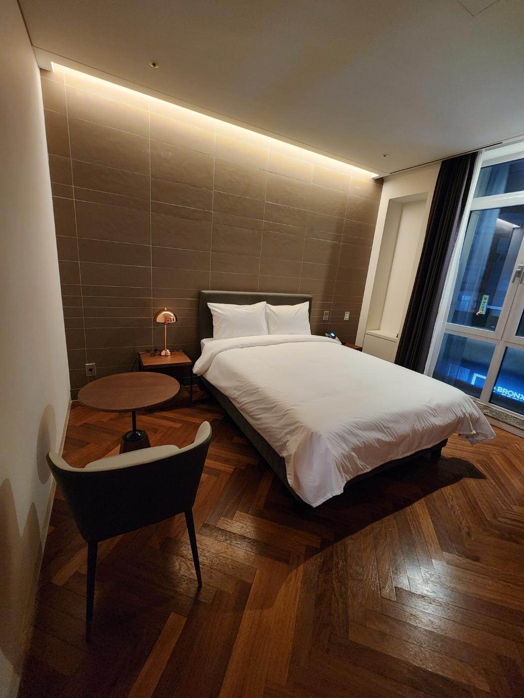 Standard, Queen Bed