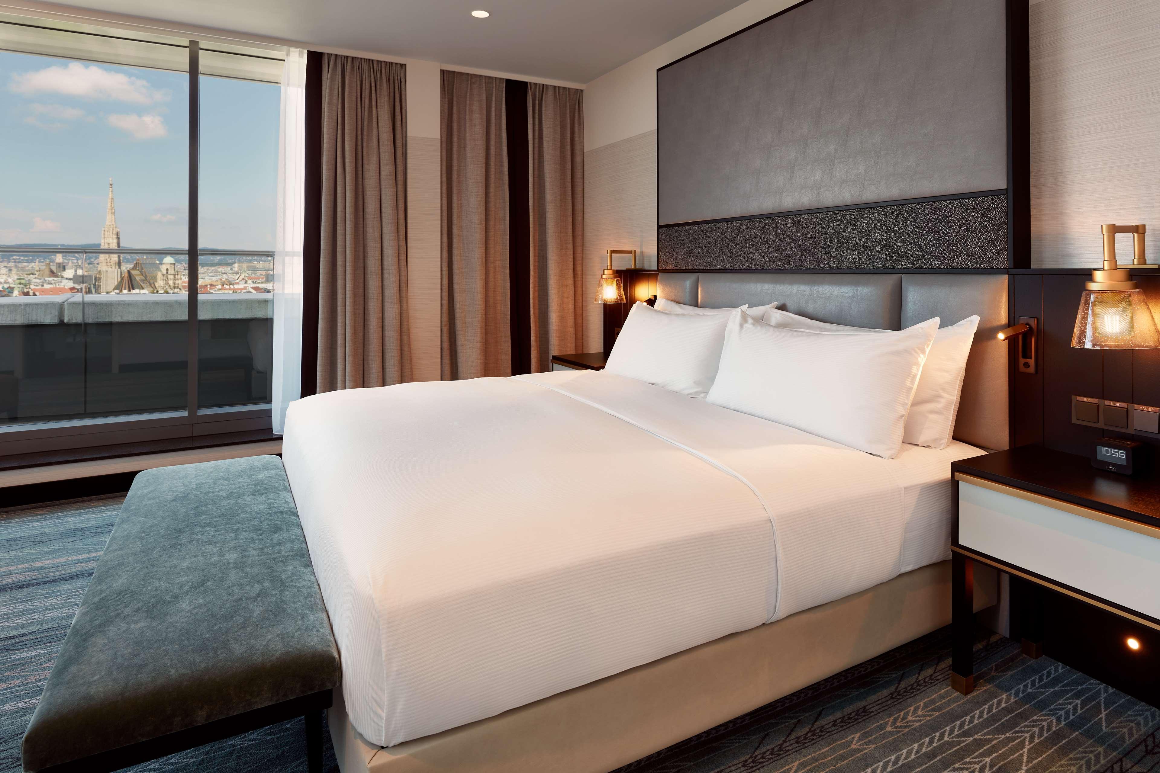 1 BEDROOM, PENTHOUSE SUITE, KING BED, PARK VIEW