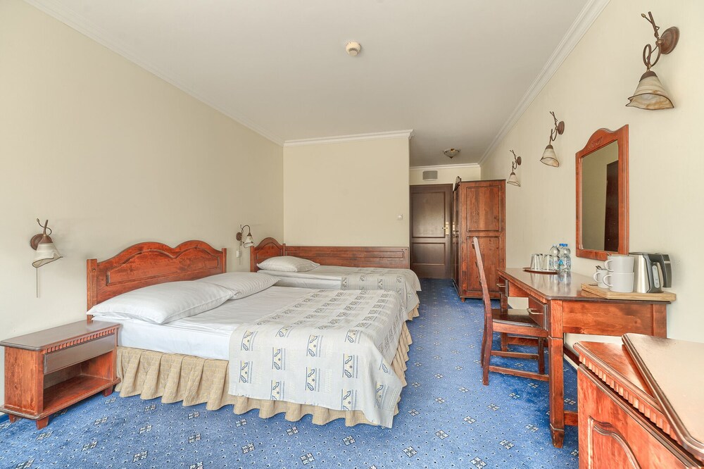 ROOM, 1 DOUBLE AND 1 SINGLE BED, WITH EXTRA BED