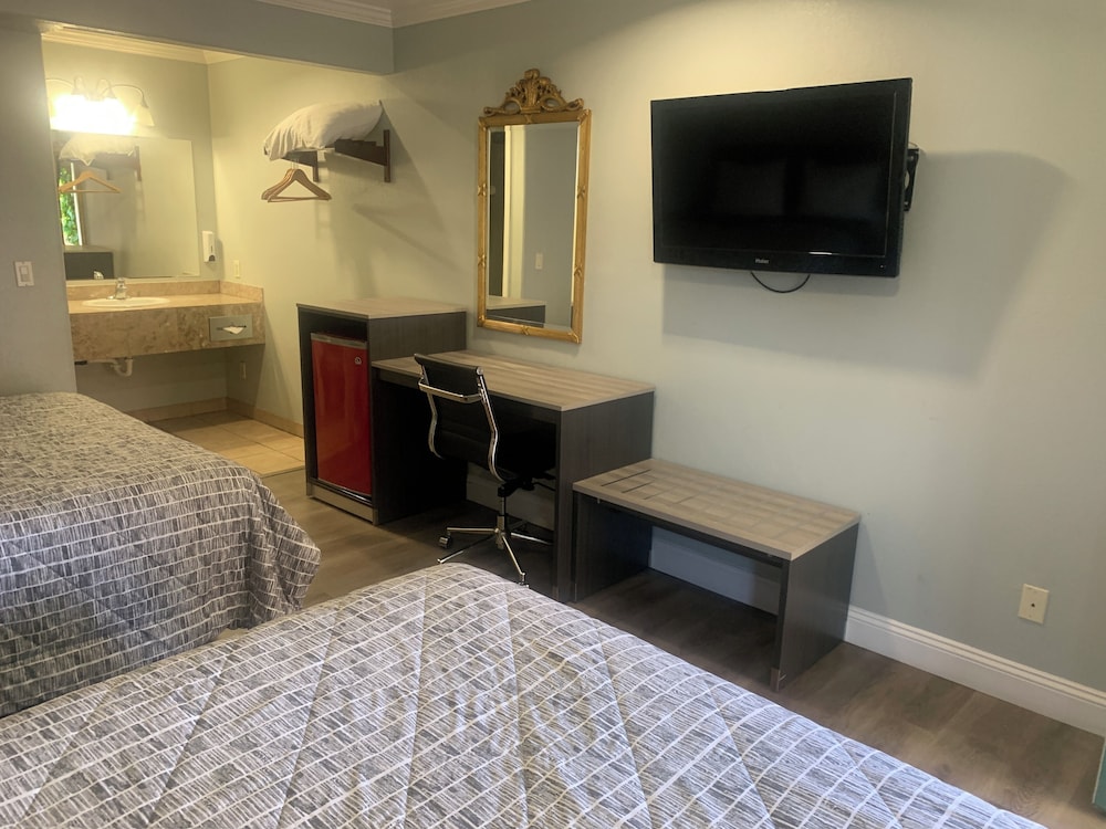 Monterey Oceanside Inn 33/43