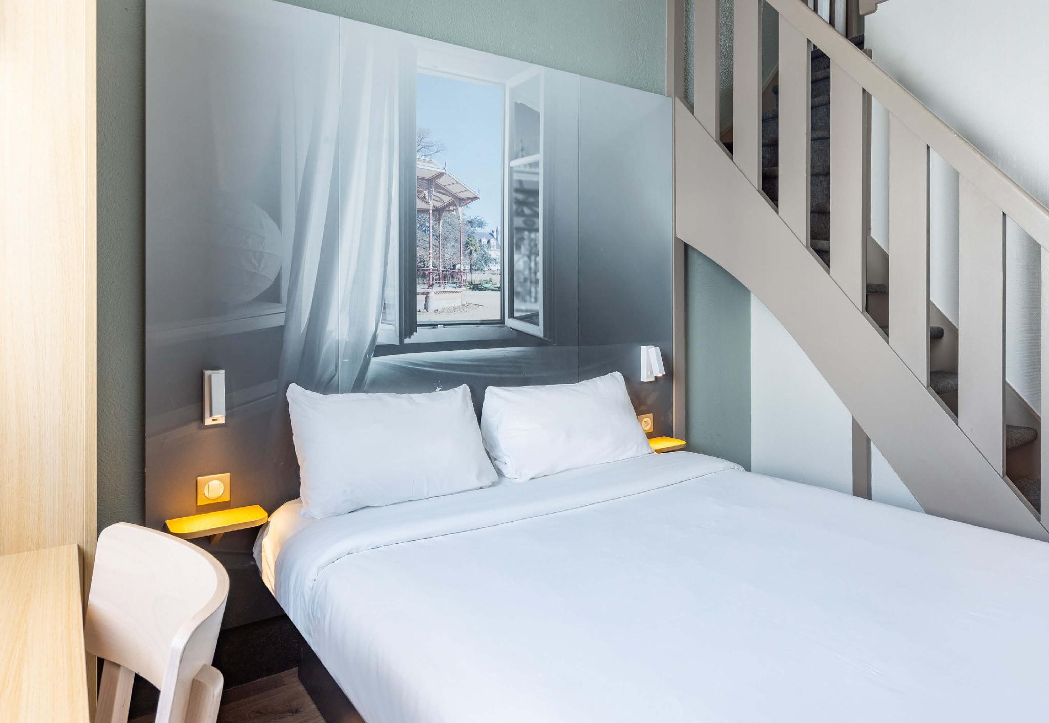 ROOM, QUADRUPLE