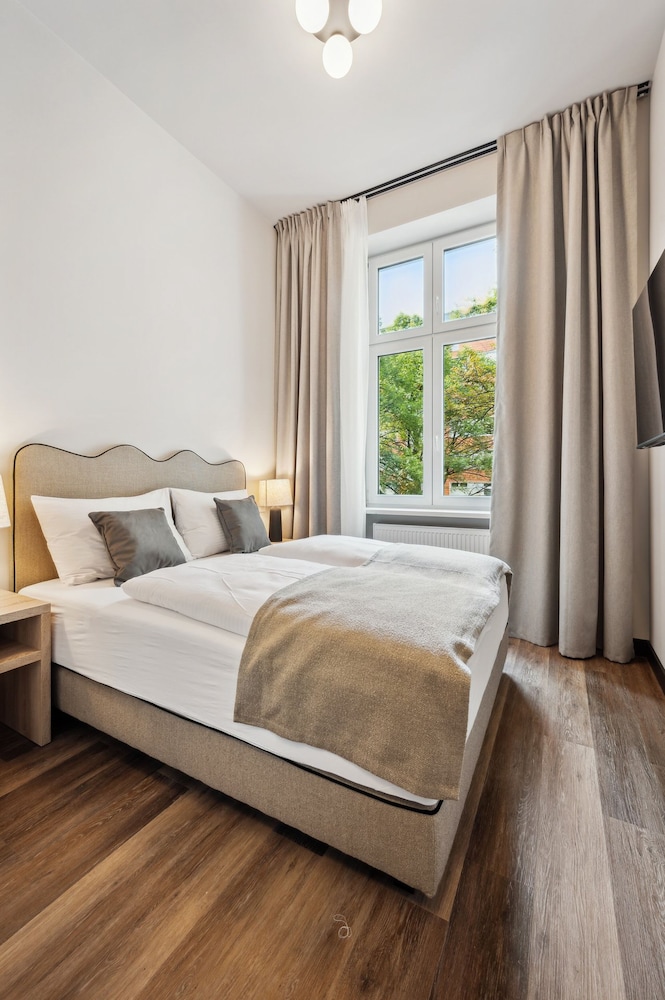 ROOM, DOUBLE BED