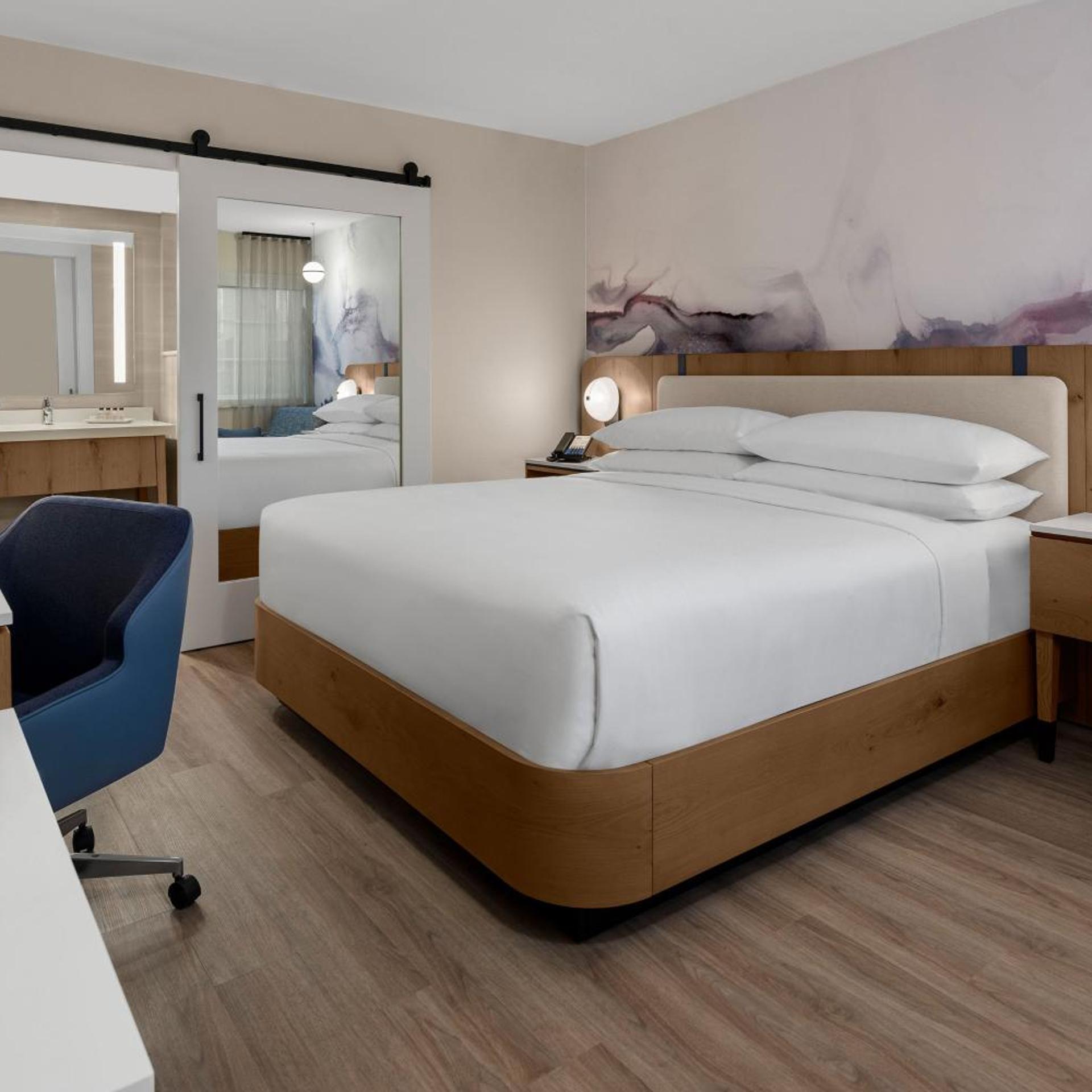 Guest Room, King Bed, Exterior Entrance