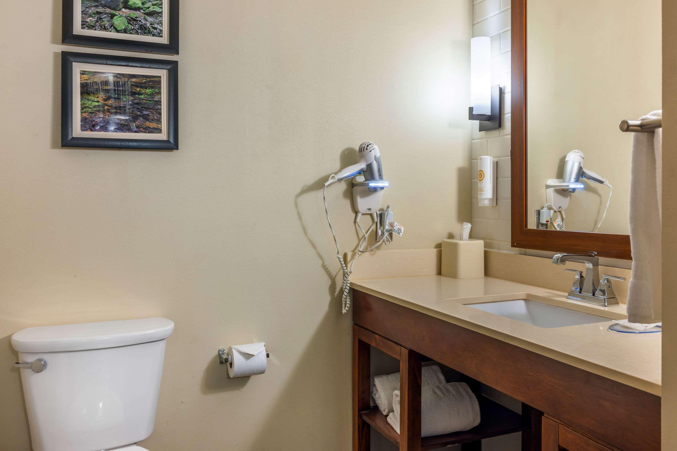 Room, 2 Queen Beds, Comfort Inn & Suites At Crossplex Village 8/9