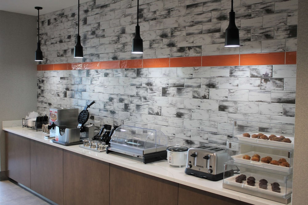 La Quinta Inn & Suites by Wyndham Bardstown 2/19