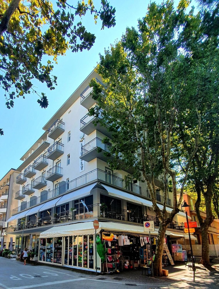 Hotel Lively 4/40