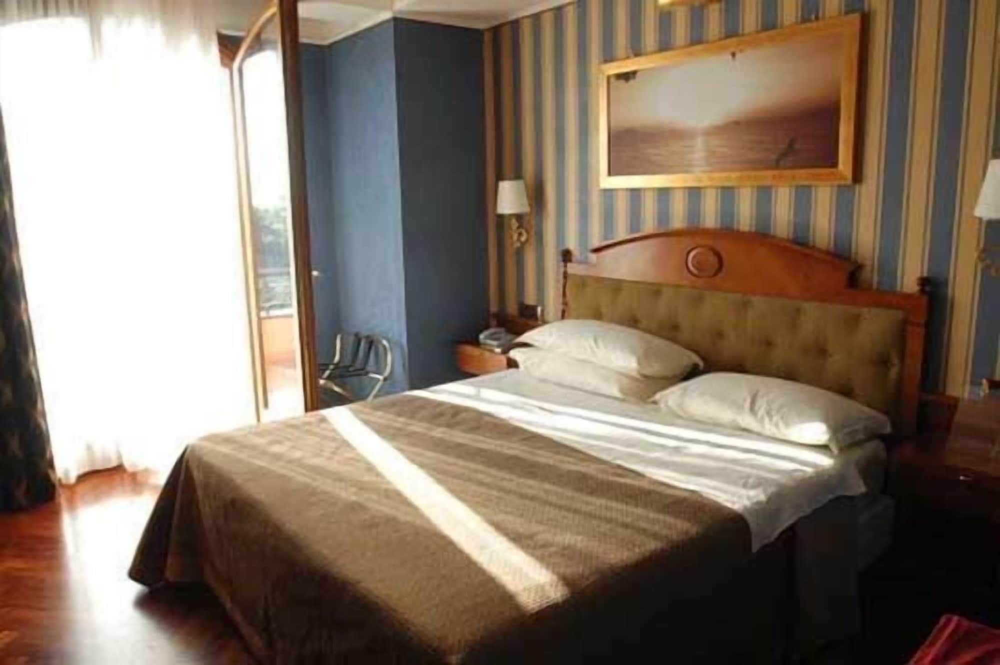 DELUXE, DOUBLE OR TWIN BED