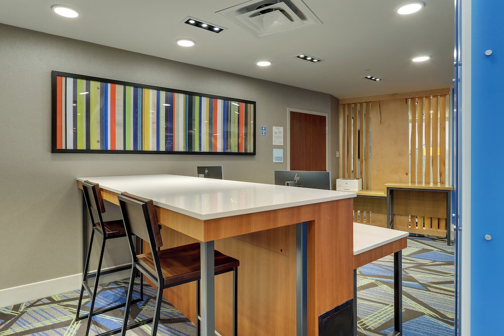 Holiday Inn Express Hotel & Suites Troy 14/67