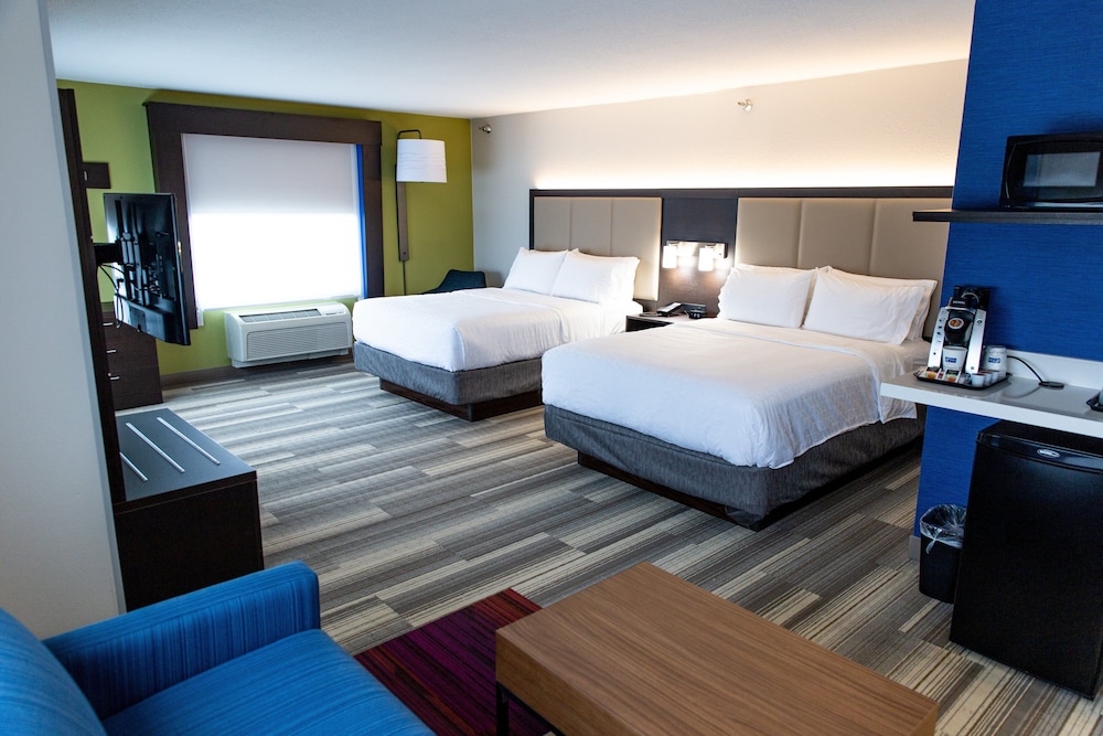 Standard, 2 Queen Beds, Extra Floor Space