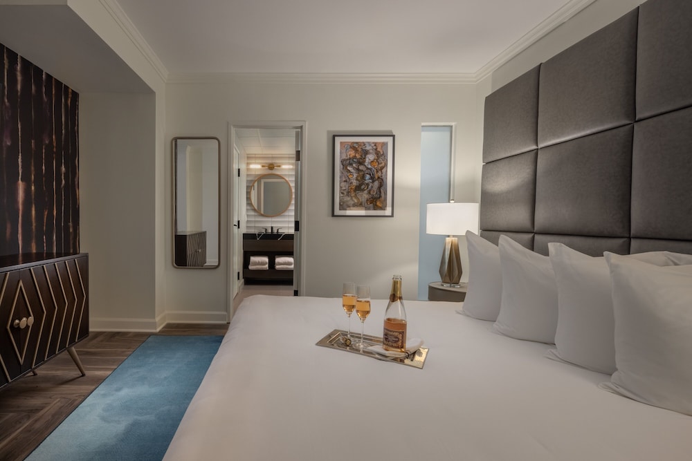 EXECUTIVE, SUITE, KING BED