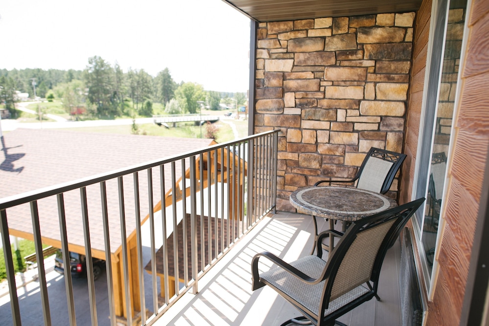 Holiday Inn Express and Suites Custer 1/59