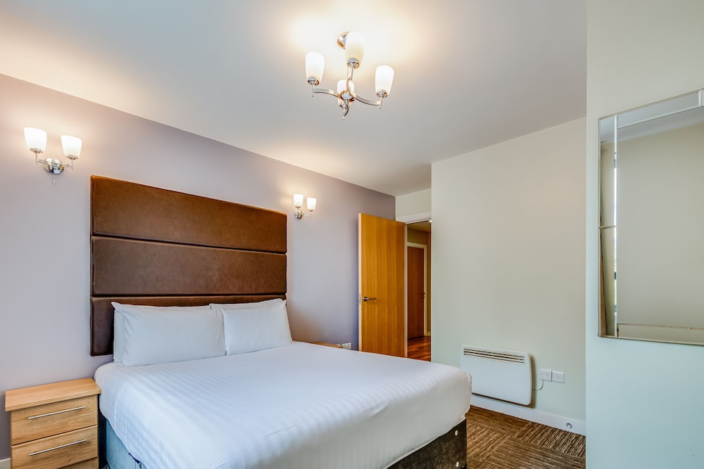 Roomzzz Leeds Headingley 18/49