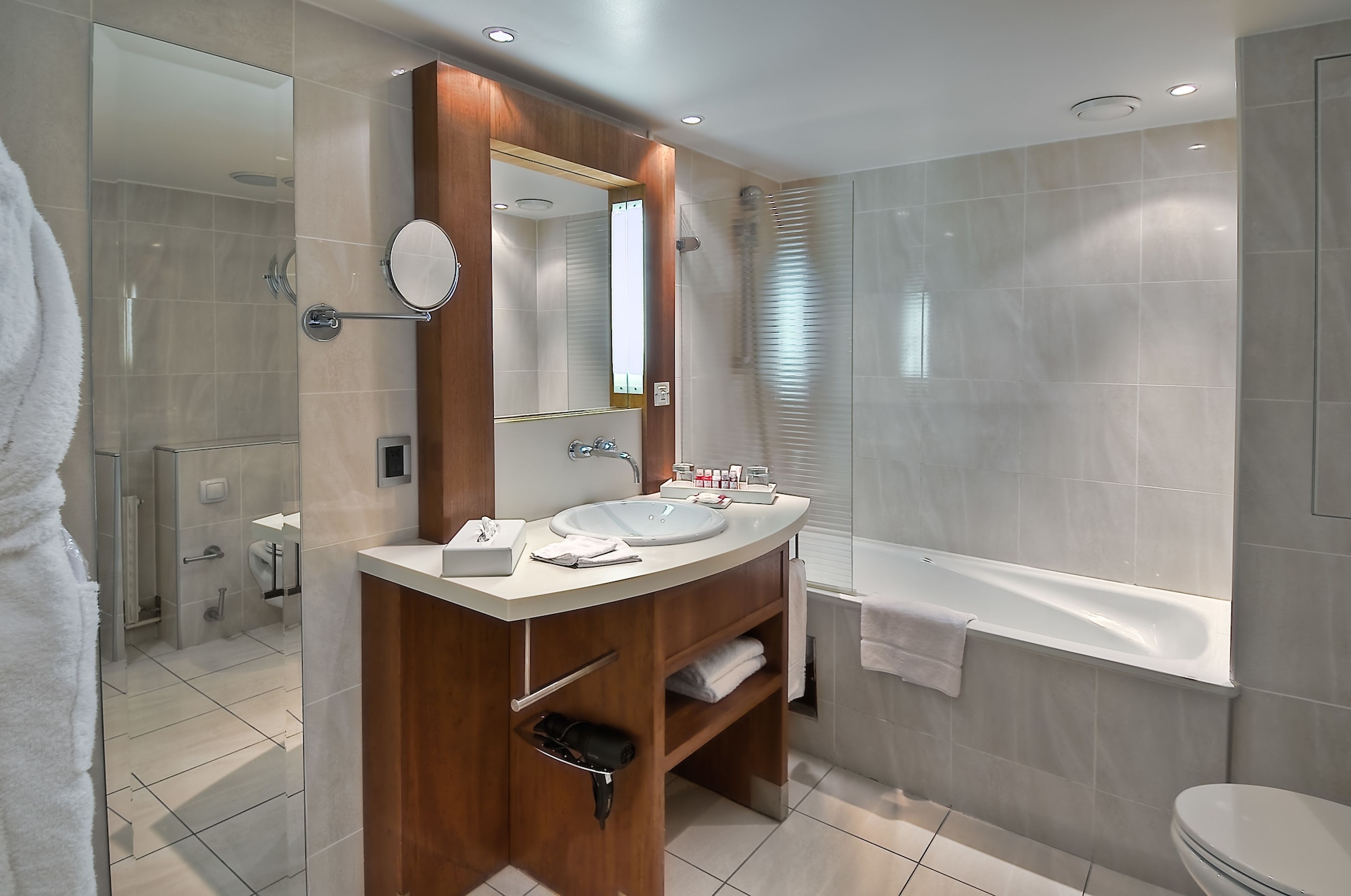 Deluxe, Queen Bed, La Maison Champs Elysees 2/4
