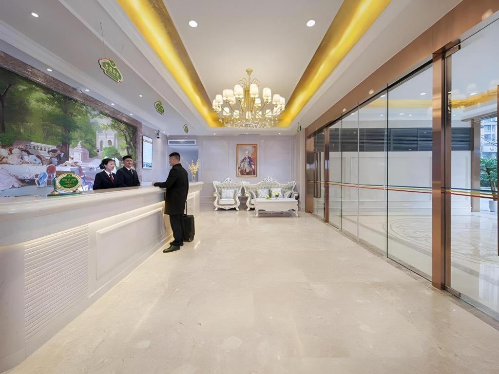 Vienna Hotel (Chongqing Yangjiaping Pedestrian Street Light Rail Station) 12/50
