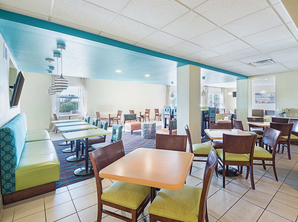 La Quinta Inn & Suites Mathis 16/27