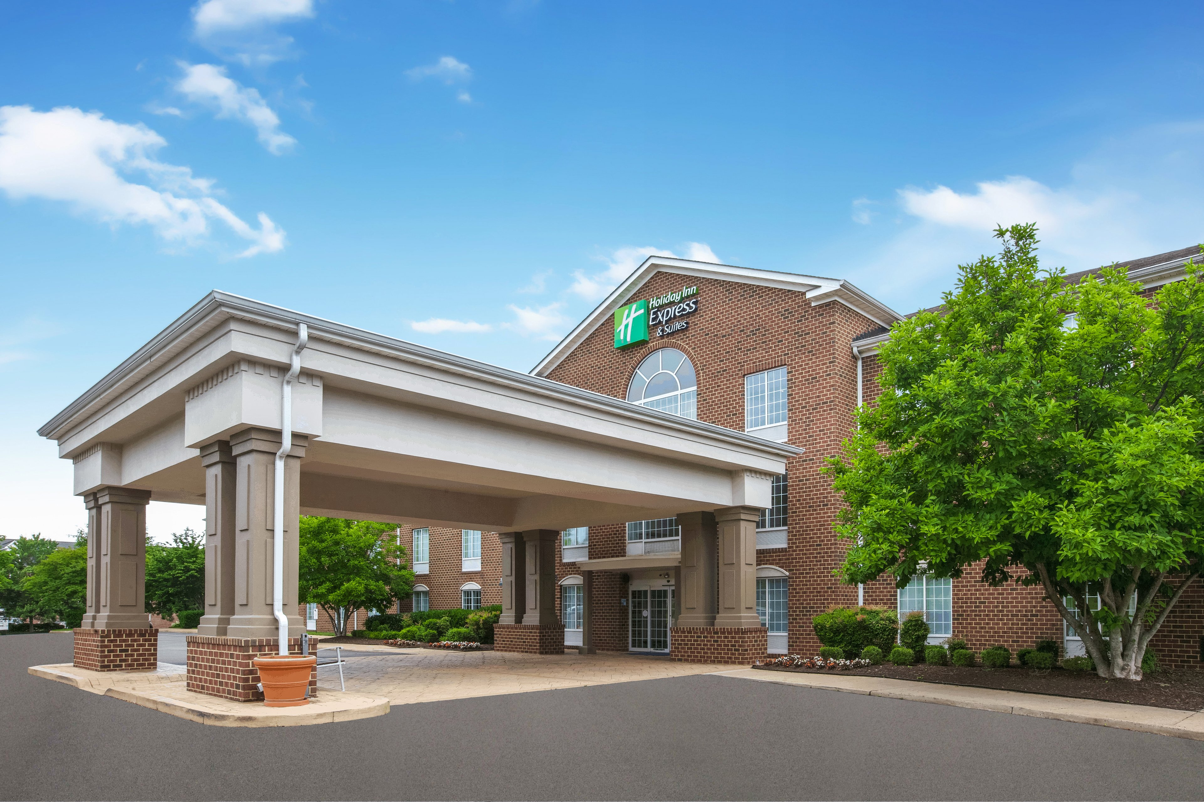 Holiday Inn Express Hotel & Suites Warrenton 3/30
