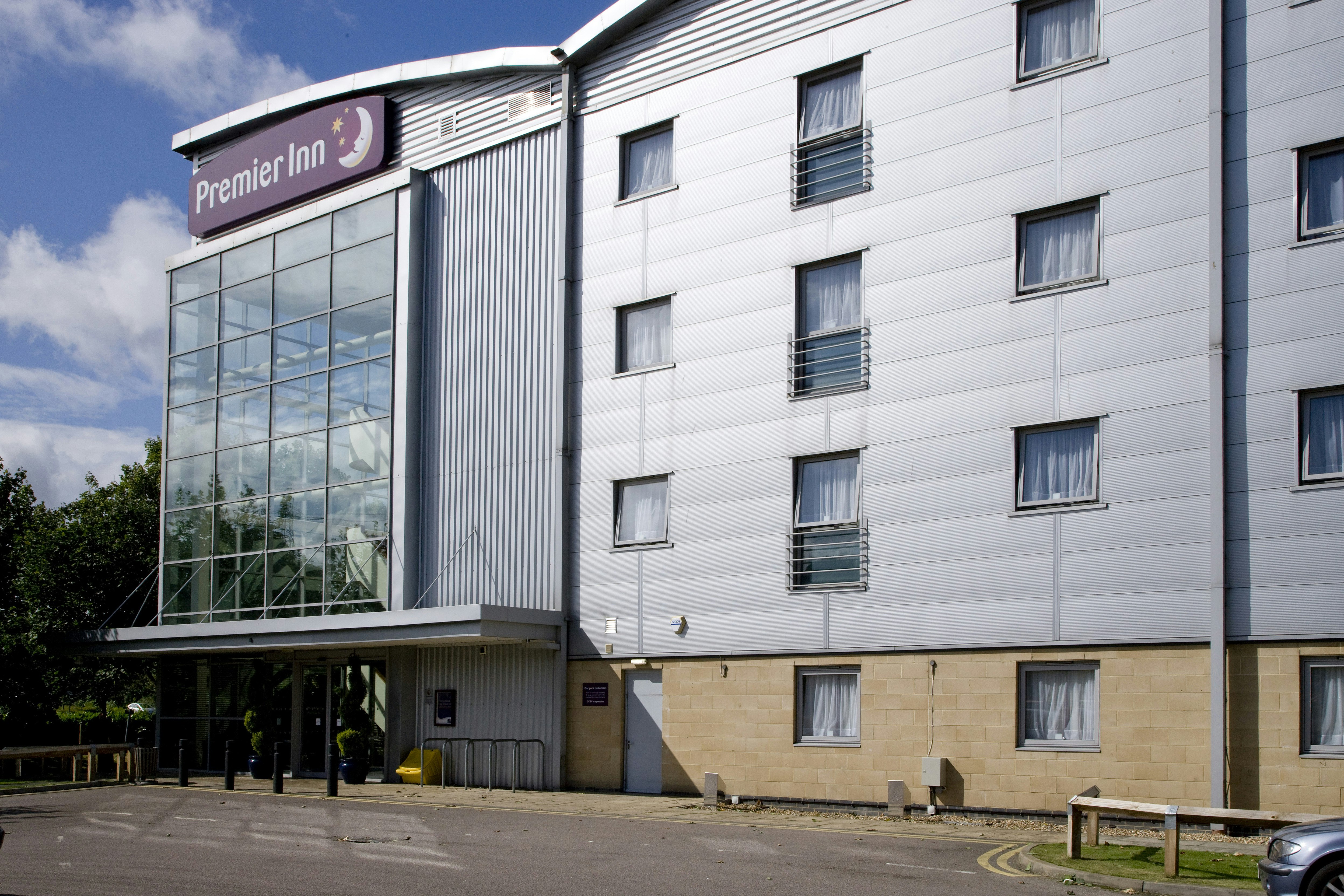 Premier Inn Watford Central Hotel 25/27