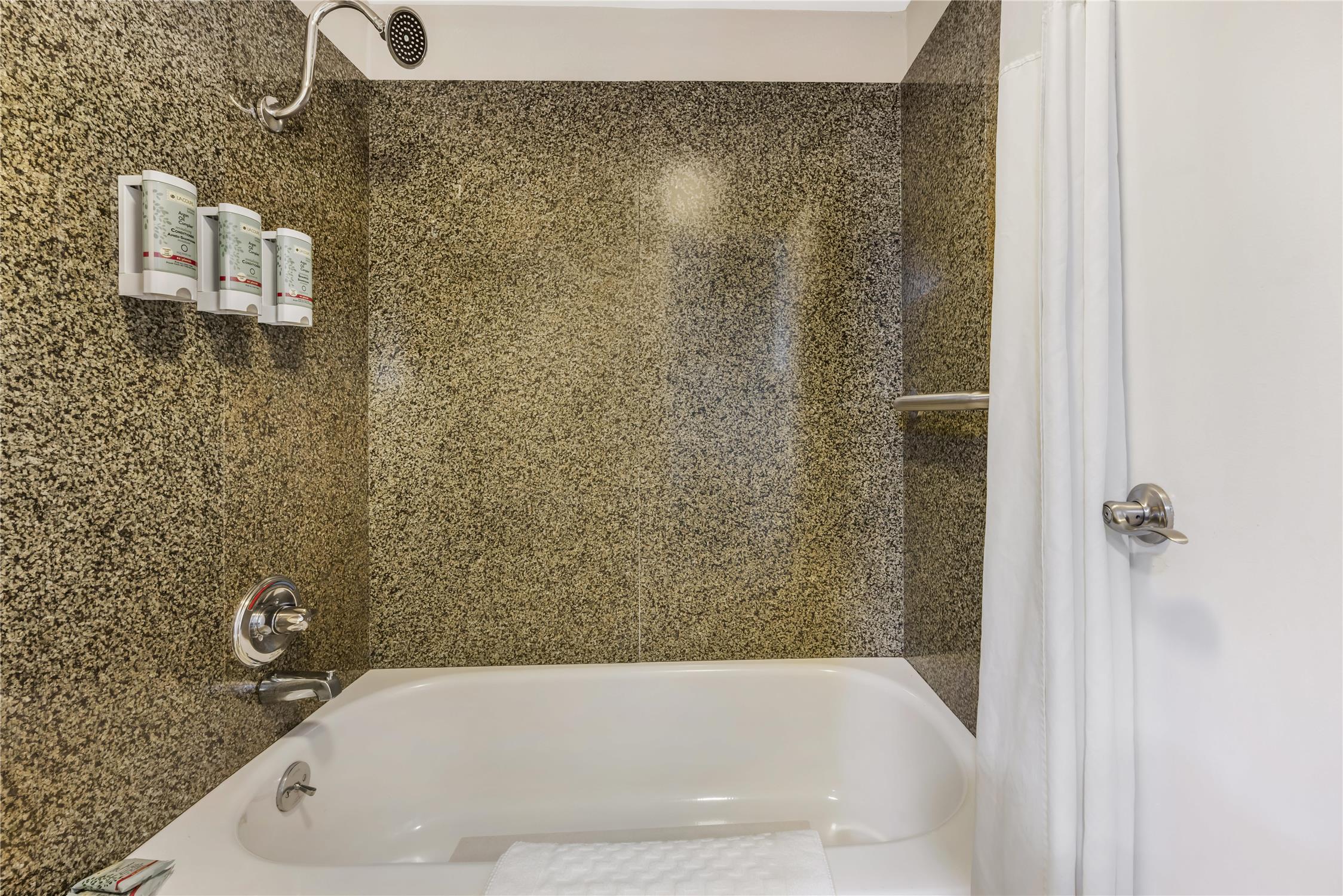 غرفة بسرير كوين، Best Western Pier Point Inn 6/7