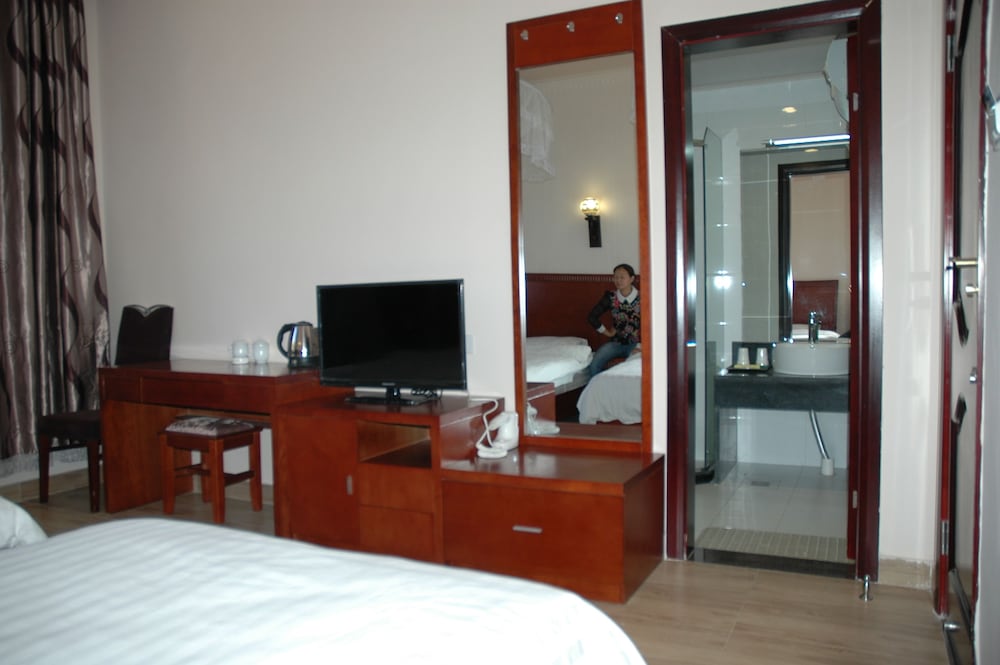 ROOM, TWIN BEDS