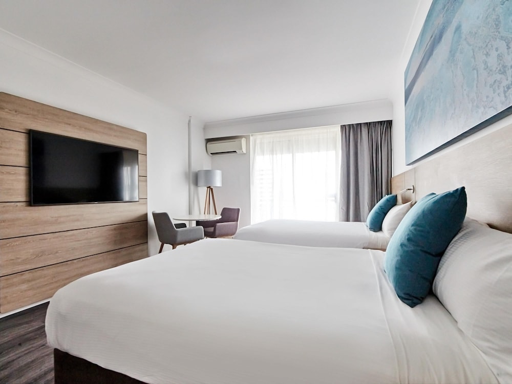 DELUXE, 2 QUEEN BEDS, POOL VIEW