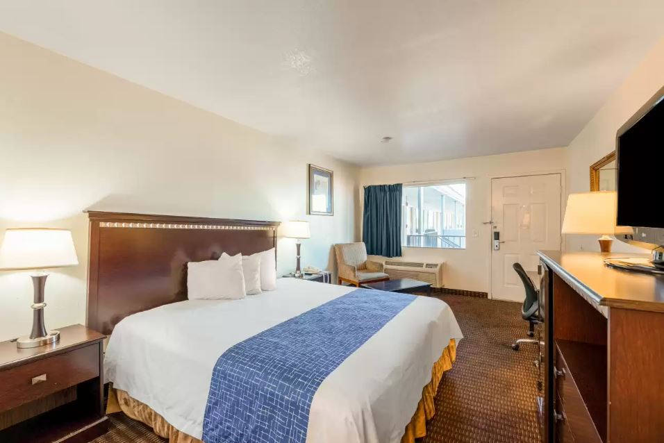 ROOM, KING BED