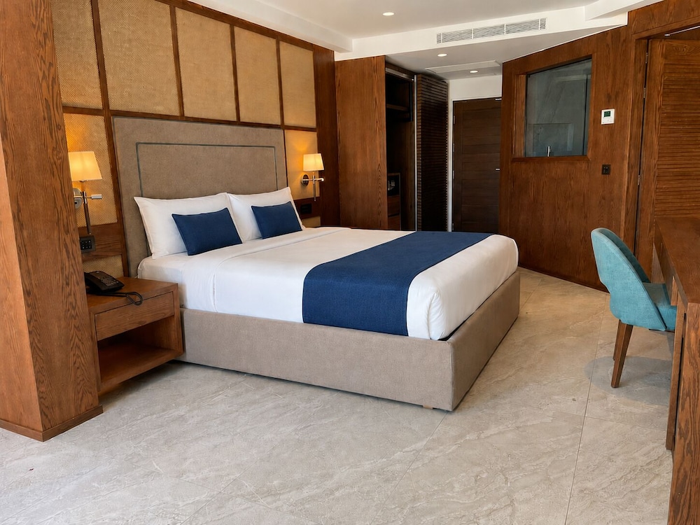 2 Bedrooms, Prestige, Suite, King Bed, Sea View, Shared Pool, 2 Sofa
