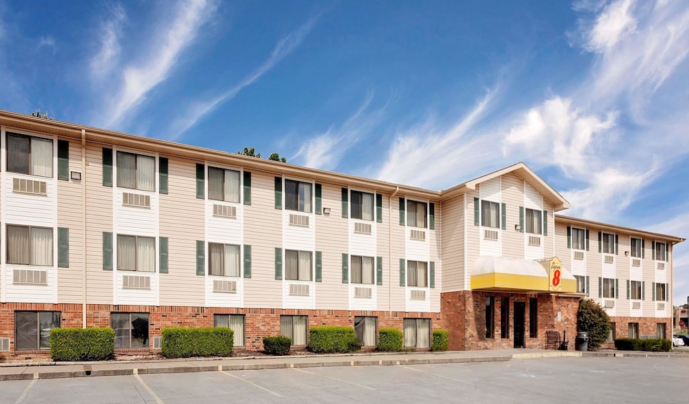 Super 8 by Wyndham Fayetteville 1/27