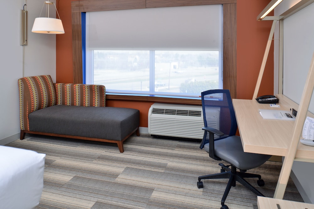 Holiday Inn Express Suites Farmington Hills Detroit 50/54