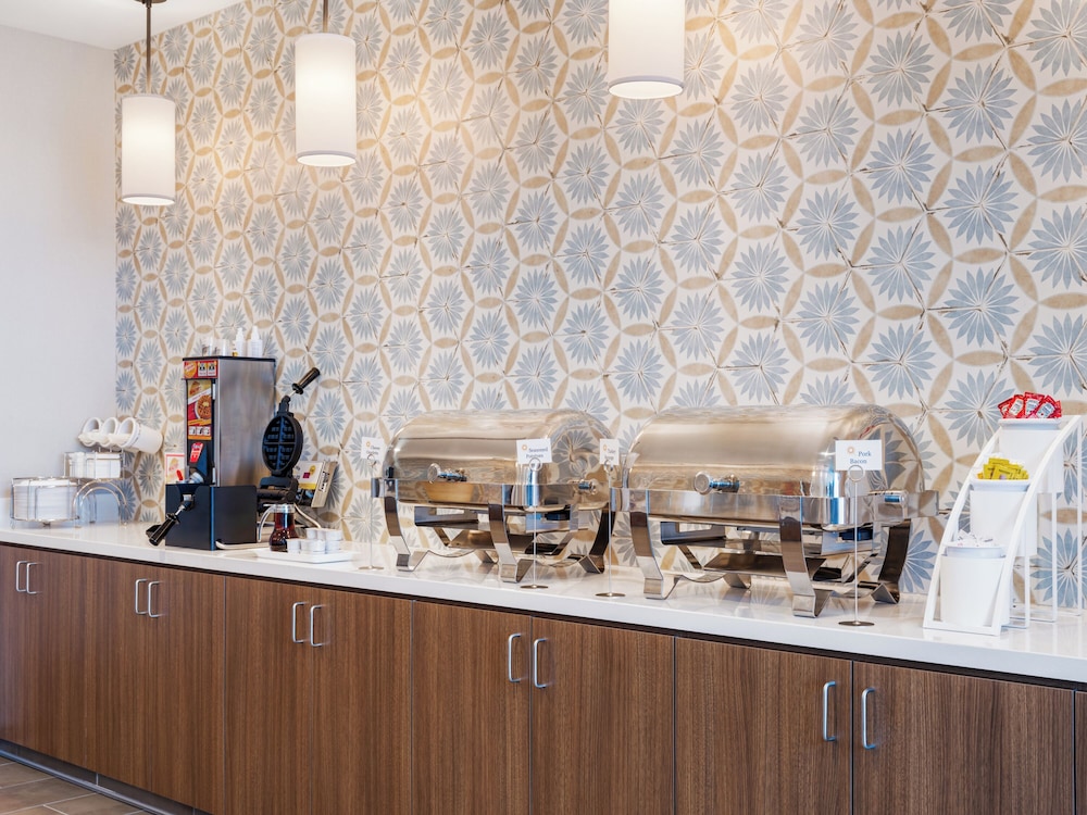 La Quinta Inn and Suites by Wyndham Lincoln 14/84