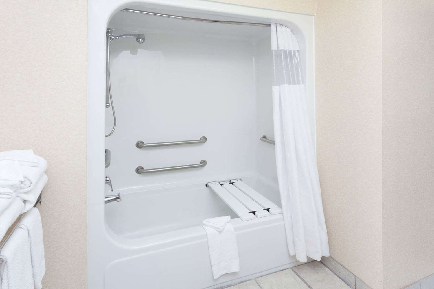 Baymont By Wyndham New Buffalo 25/25