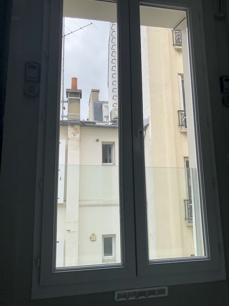 Beatrice et Emmanuel Meuble Eiffel 43/48