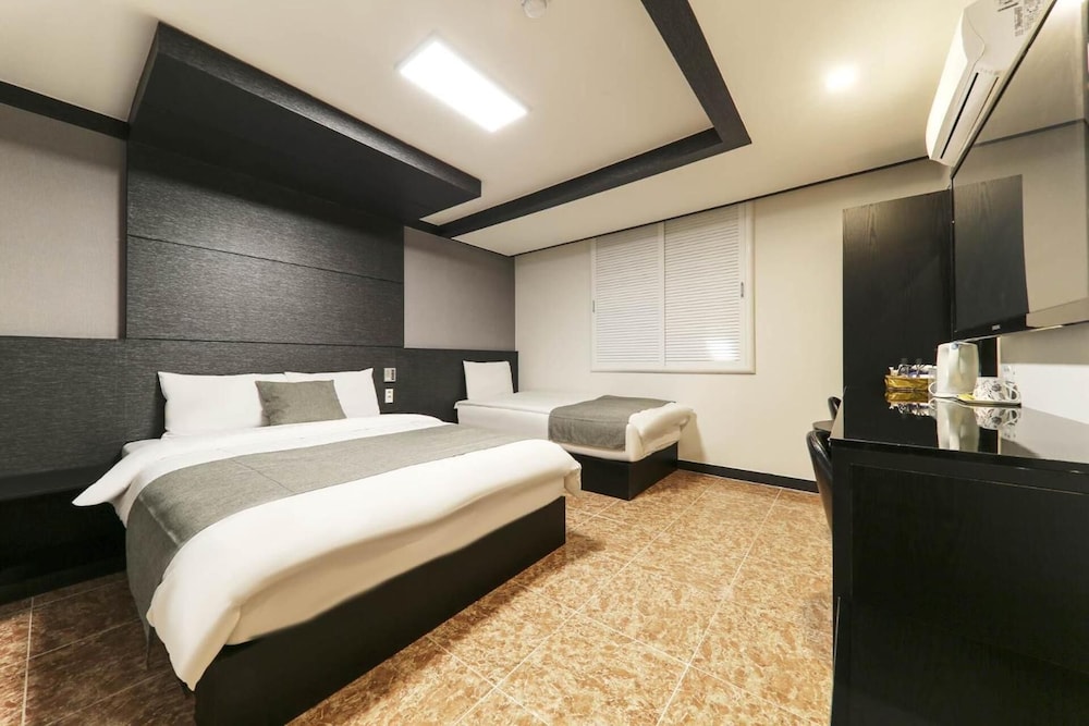 DELUXE, TWIN BEDS