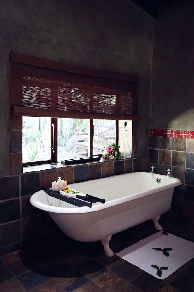 Emdoneni Lodge with Animal Care and Rehab Centre 36/66
