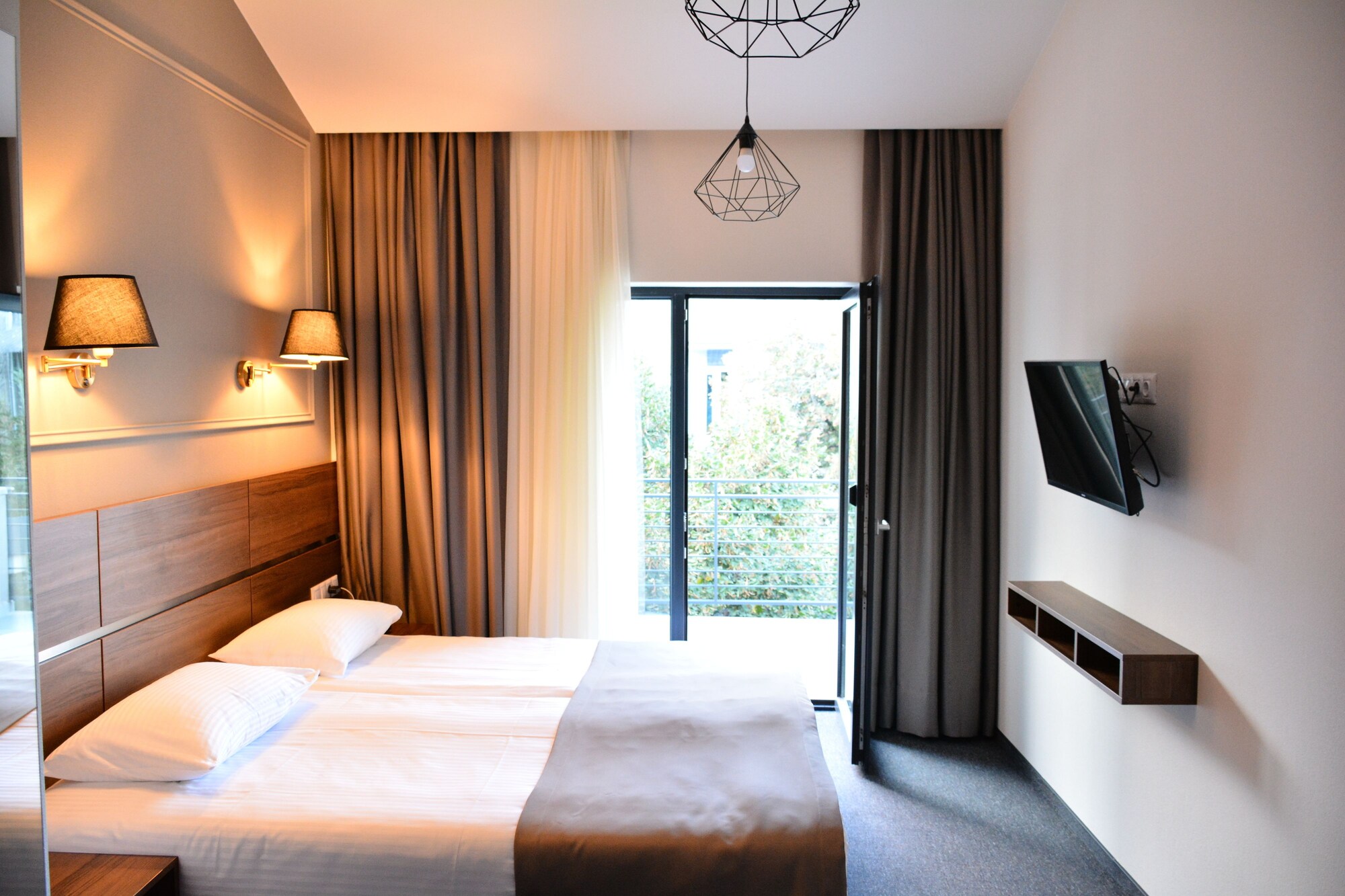 SUPERIOR, DOUBLE OR TWIN BED