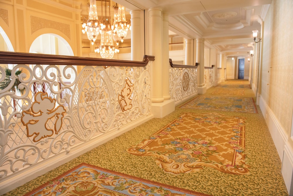 Tokyo Disneyland Hotel 8/50