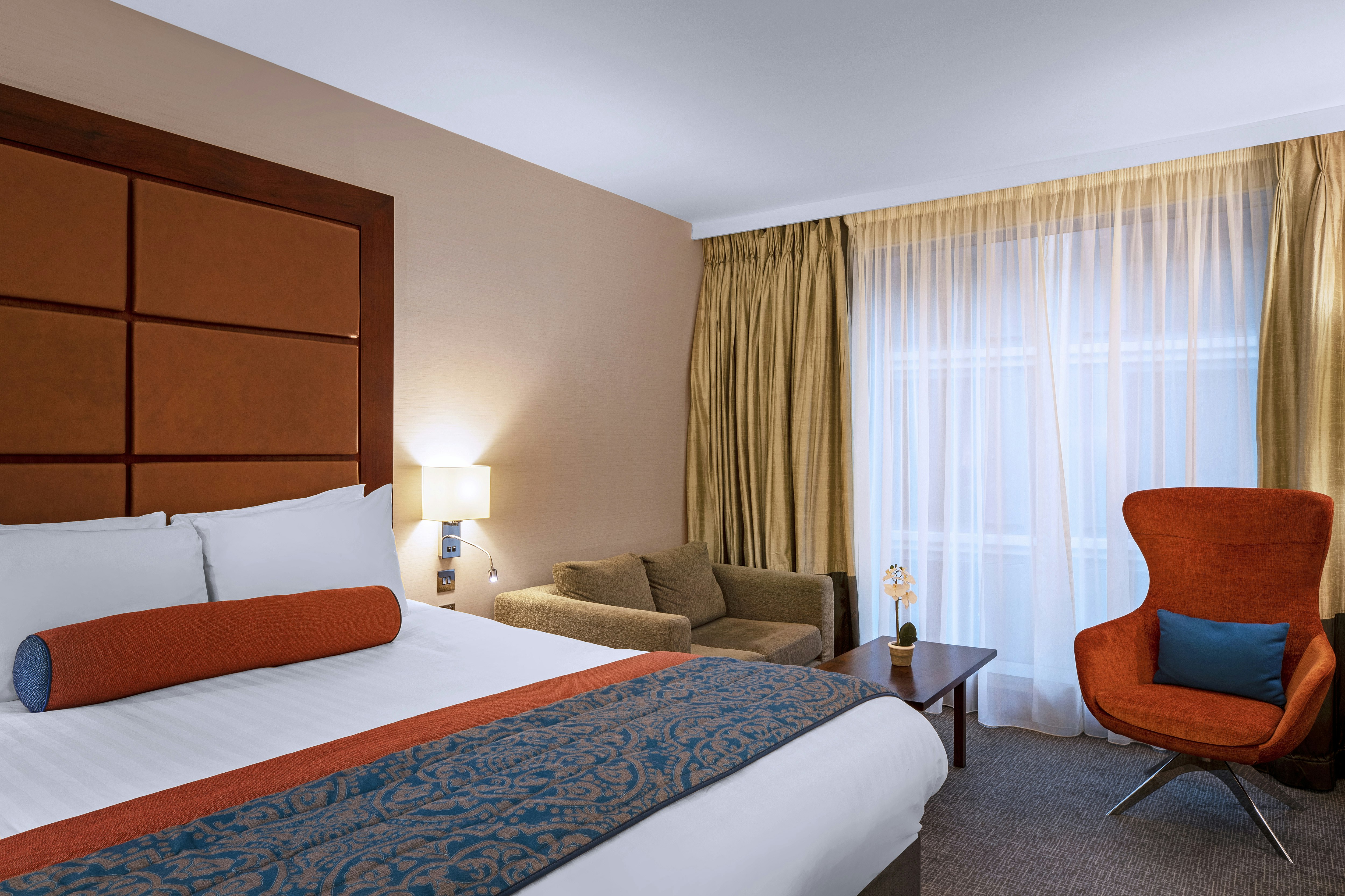EXECUTIVE, KING BED
