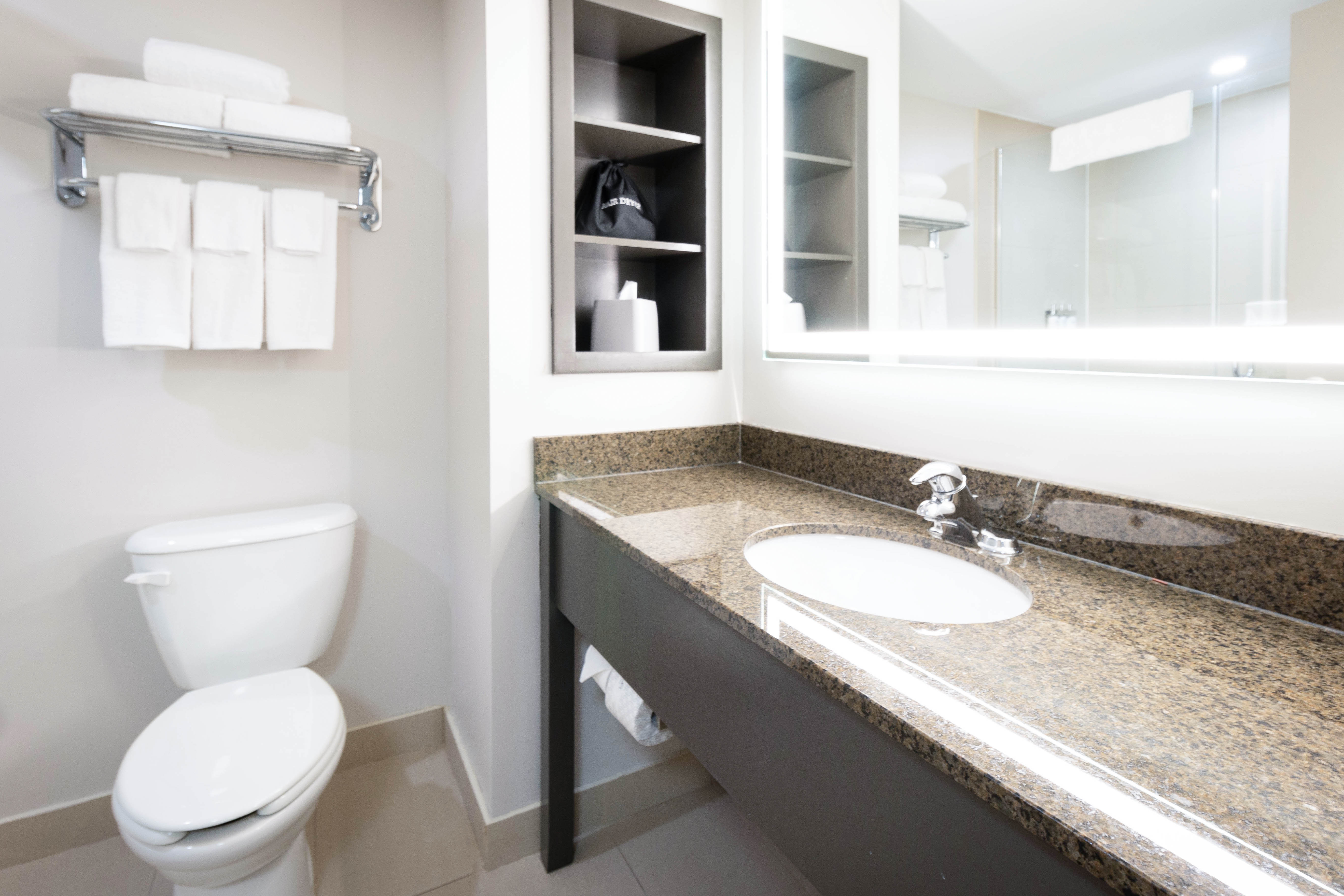 Holiday Inn Express Hotel Suites Kingston 70/72