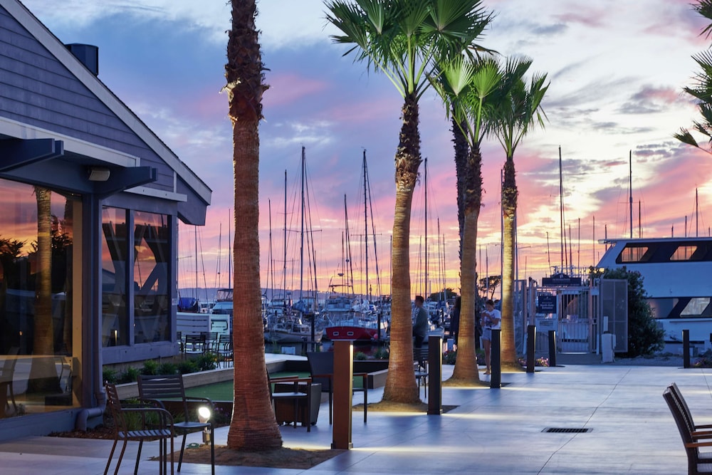 DoubleTree by Hilton Hotel Berkeley Marina 66/83