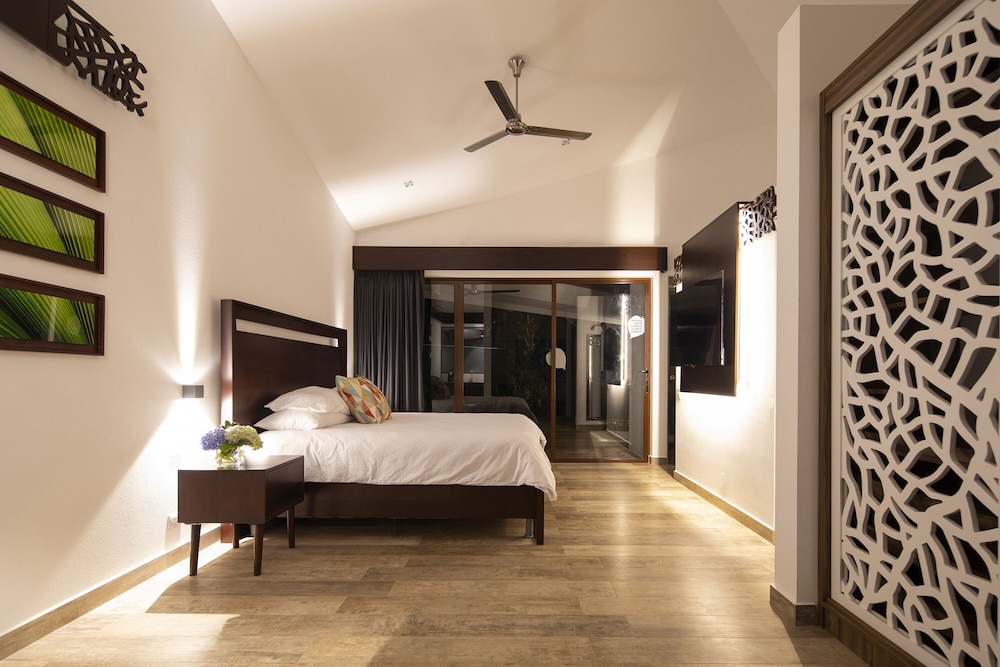 SUITE, KING BED, HOT TUB