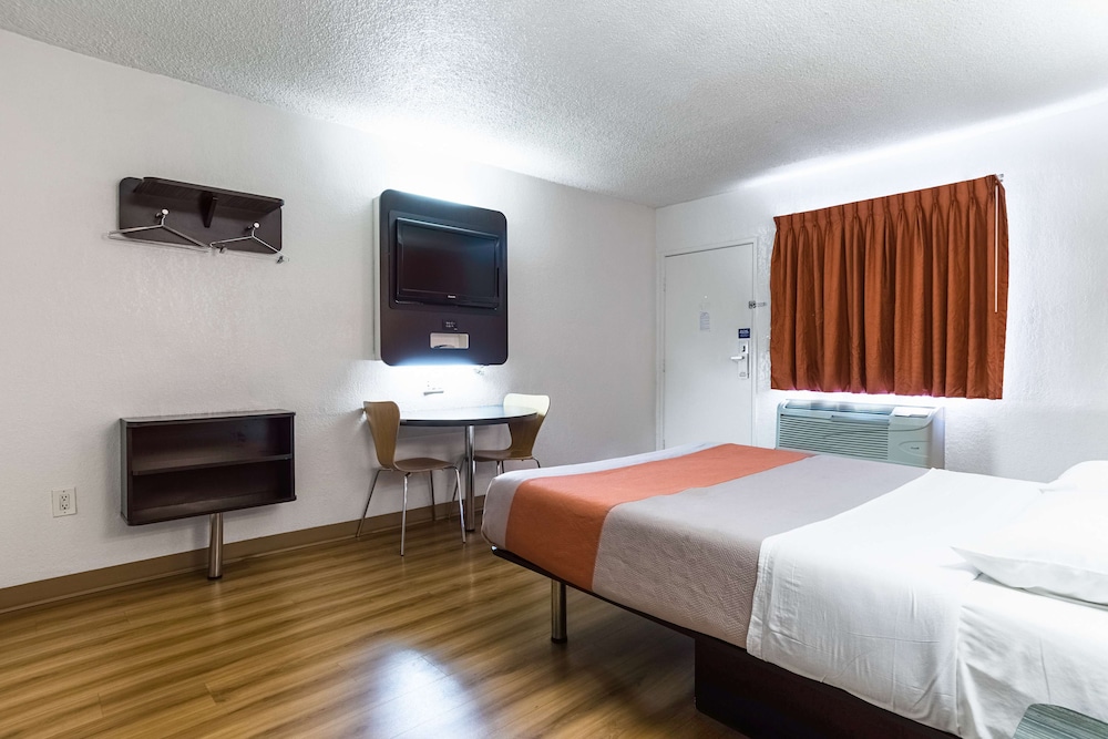 Motel6 Long Beach, CA - International City 21/38