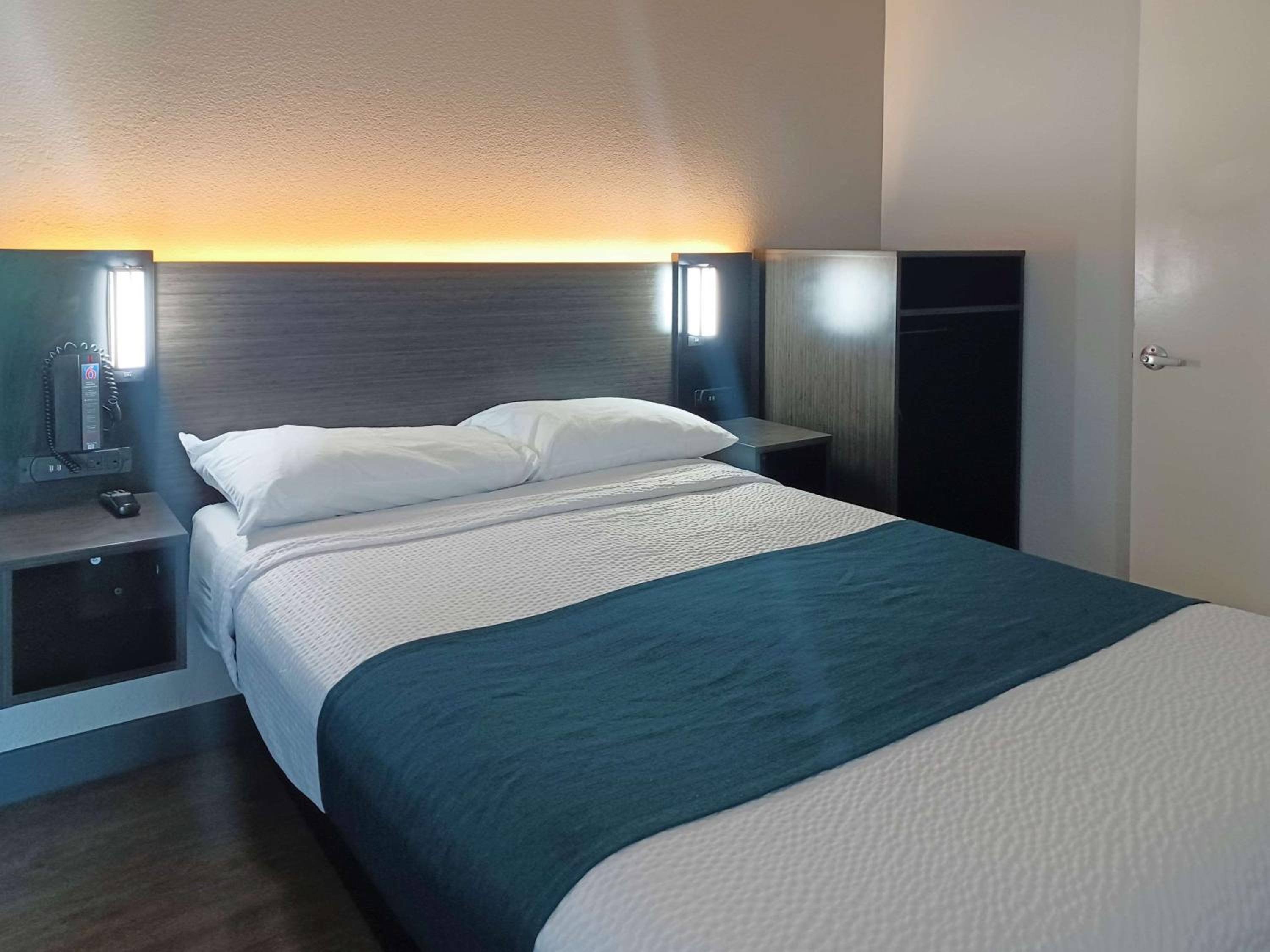 ROOM, QUEEN BED