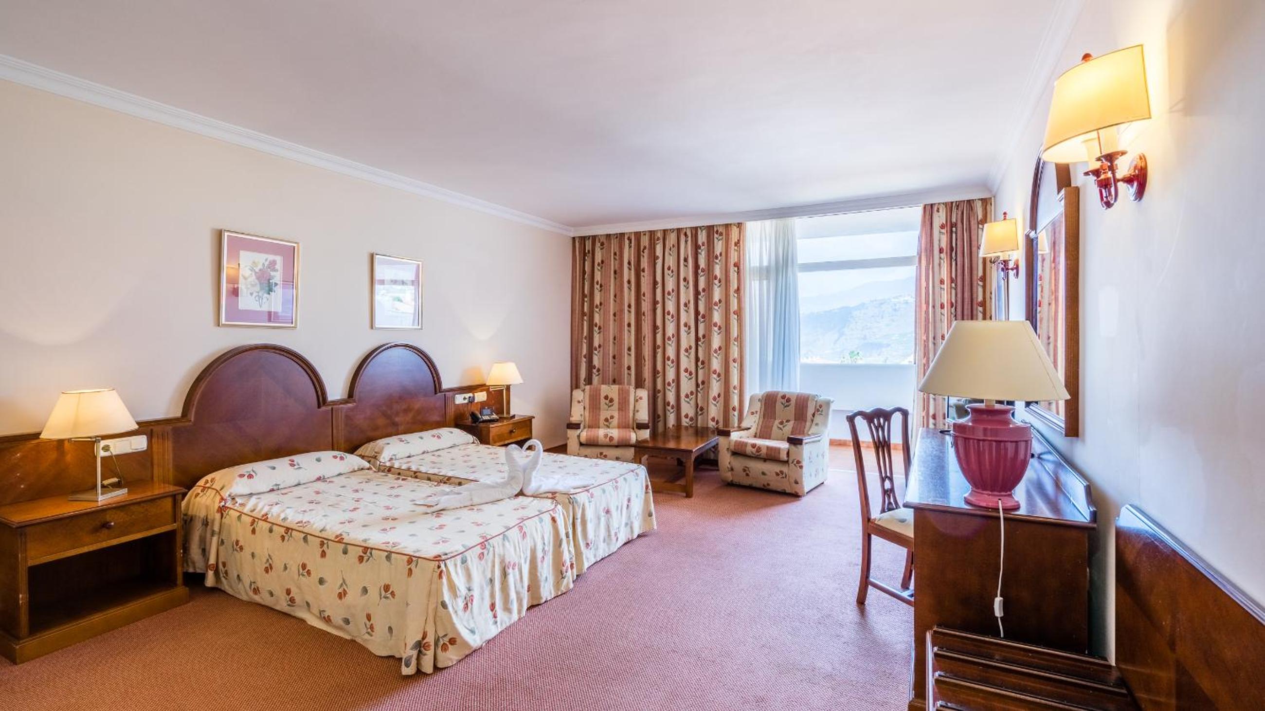 ROOM, DOUBLE OR TWIN BED