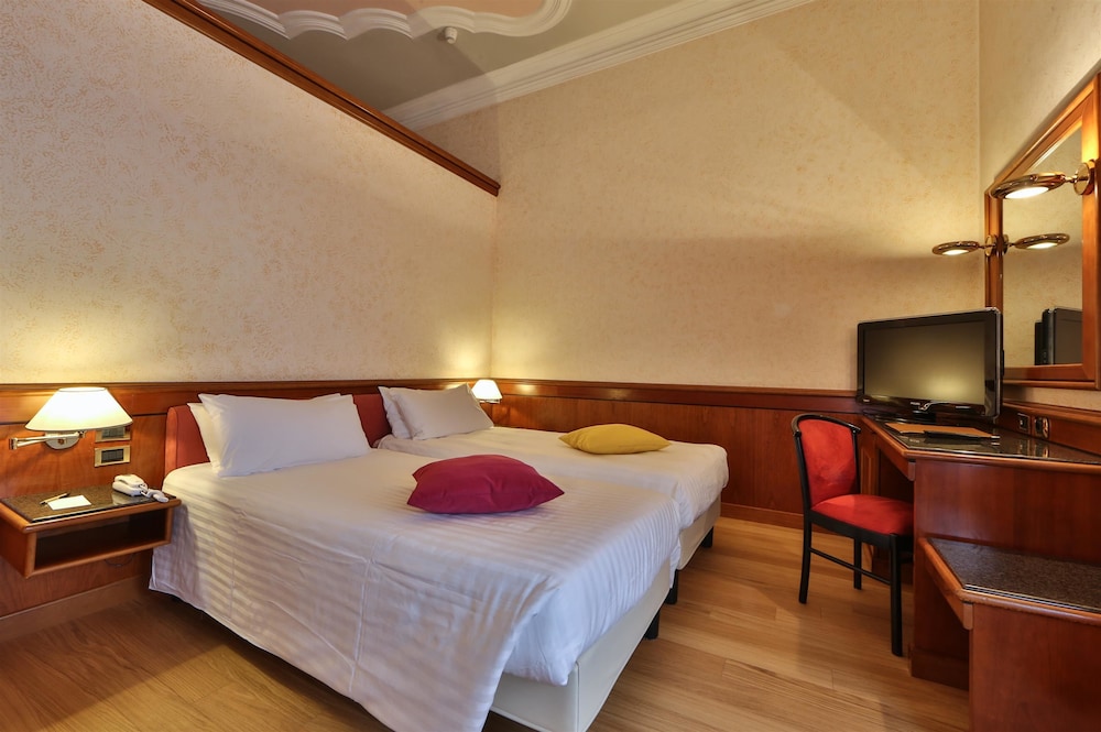 غرفة قياسية ثلاثية بسرير كوين وسرير فردي للمدخنين، Best Western Hotel Moderno Verdi 5/10