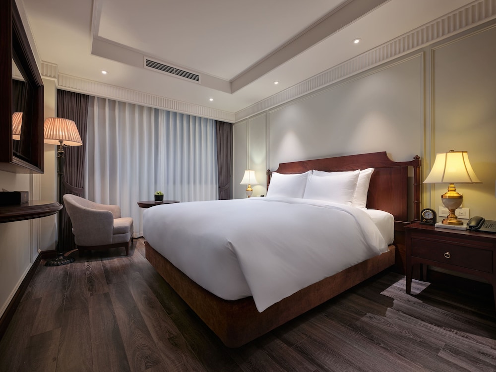 COLONIAL, PREMIUM, DOUBLE BED, STREET VIEW