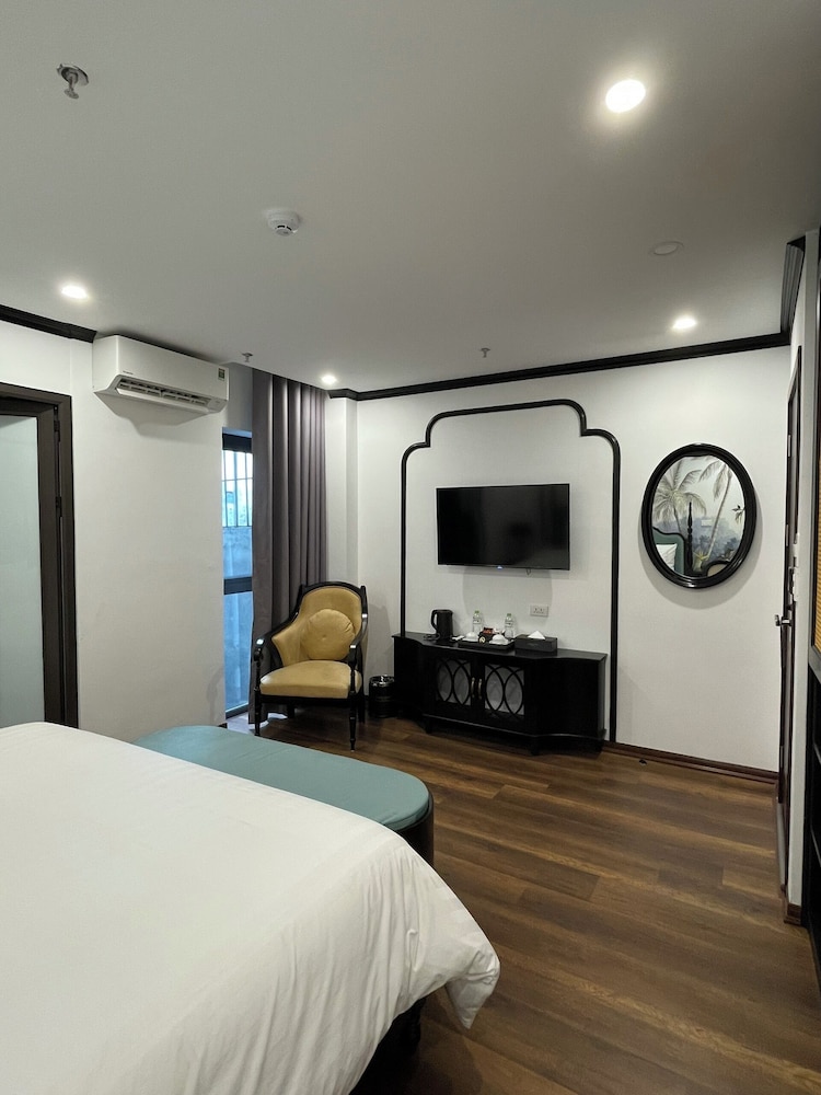 DELUXE, DOUBLE OR TWIN BED